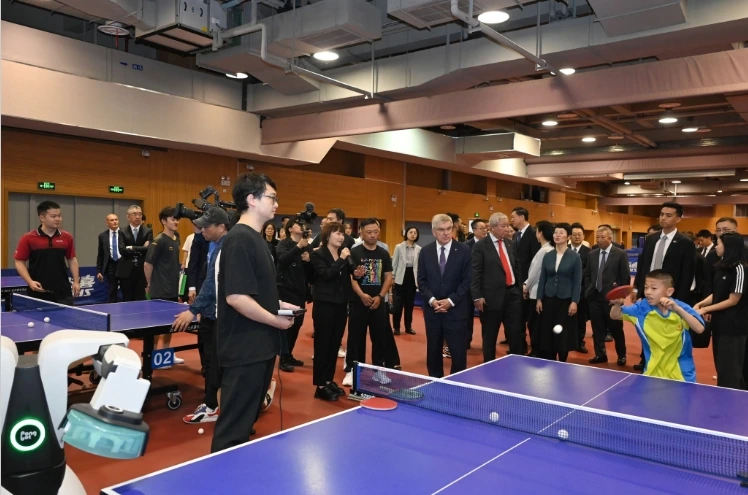国际奥委会主席巴赫 现场体验庞伯特M-ONE乒乓球机器人