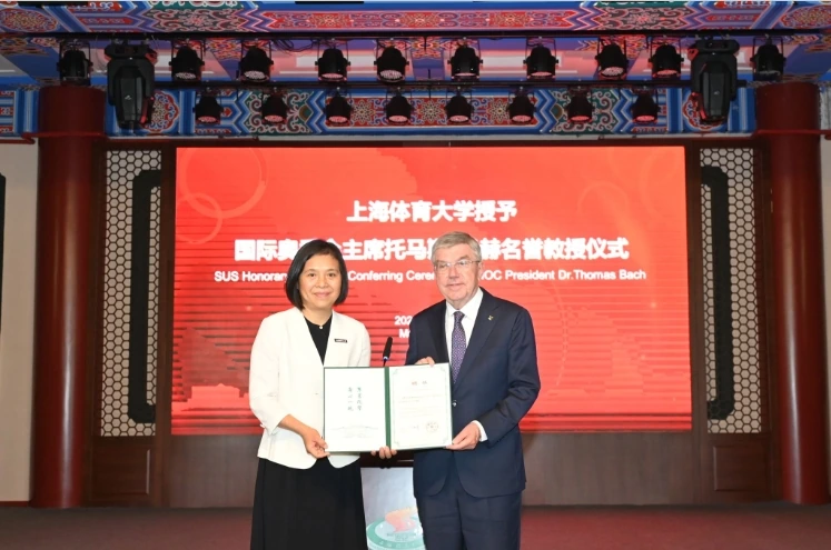 国际奥委会主席巴赫 现场体验庞伯特M-ONE乒乓球机器人